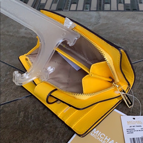 Michael Kors Jet Set Travel BIFLD Zip Coin Wallet - Picture 5 of 16